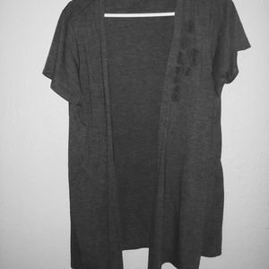 ✅ *All tops: 5 for $25* Grey, floral vest